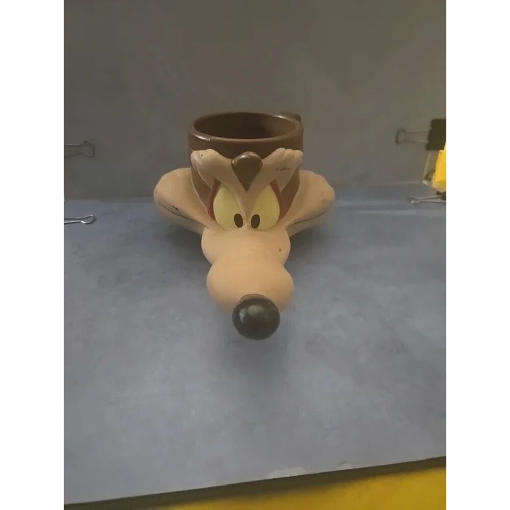 Vtg 1990s Looney Tunes Wile E. Coyote 3D molded plastic Mug (LG-11)